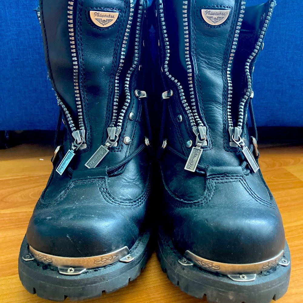 Milwaukee leather boots in excellent quality with no damages. Size is 8D US.